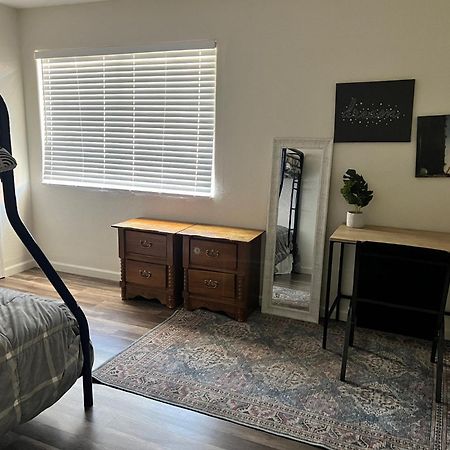 Peaceful 2Bed,1Bath Condo With Free Parking All Yours To Enjoy Fresno Bagian luar foto